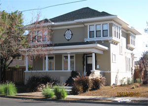 ДОМ № 3: Fitzgerald House,  1190 Santa Clara Street, Colonial Revival, c.1901 Дом принадлежит Santa  Clara University
