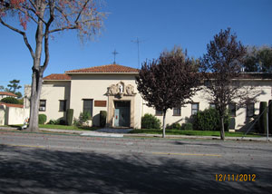 ДОМ № 4: St Clare Parish Rectory, 725 Washington Street, Spanish Ecclesiastical, c. 1952. Дом принадлежит приходу Святой Клары и используется как офис и квартира для пасторов.