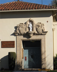 ДОМ № 4: St Clare Parish Rectory, 725 Washington Street, Spanish Ecclesiastical, c. 1952. Дом принадлежит приходу Святой Клары и используется как офис и квартира для пасторов. 